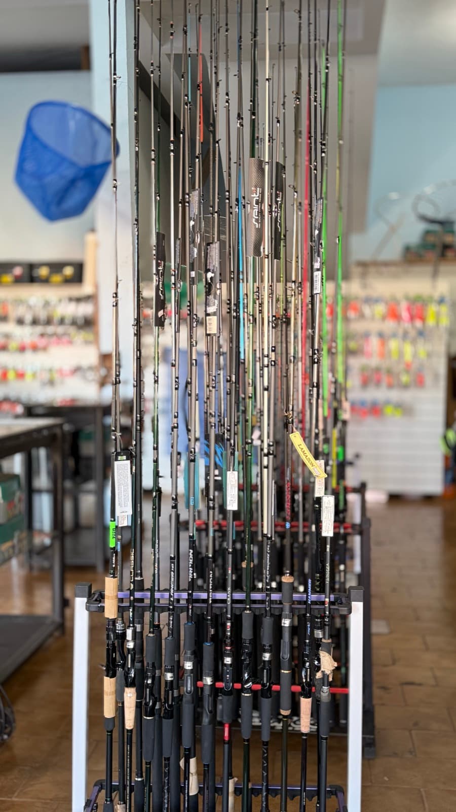 Expositor de varas de pesca na loja